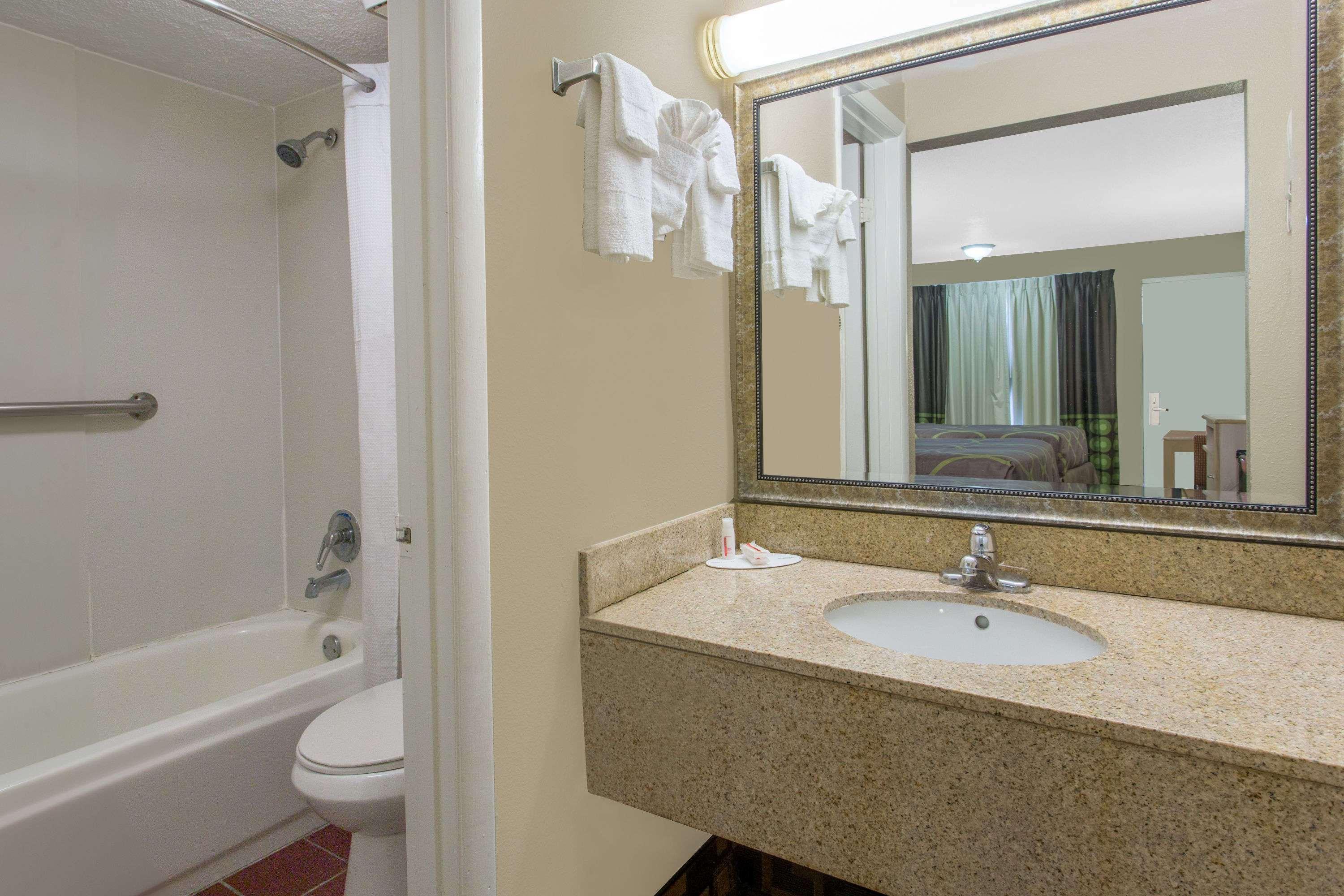 Super 8 By Wyndham Antioch/nashville South East