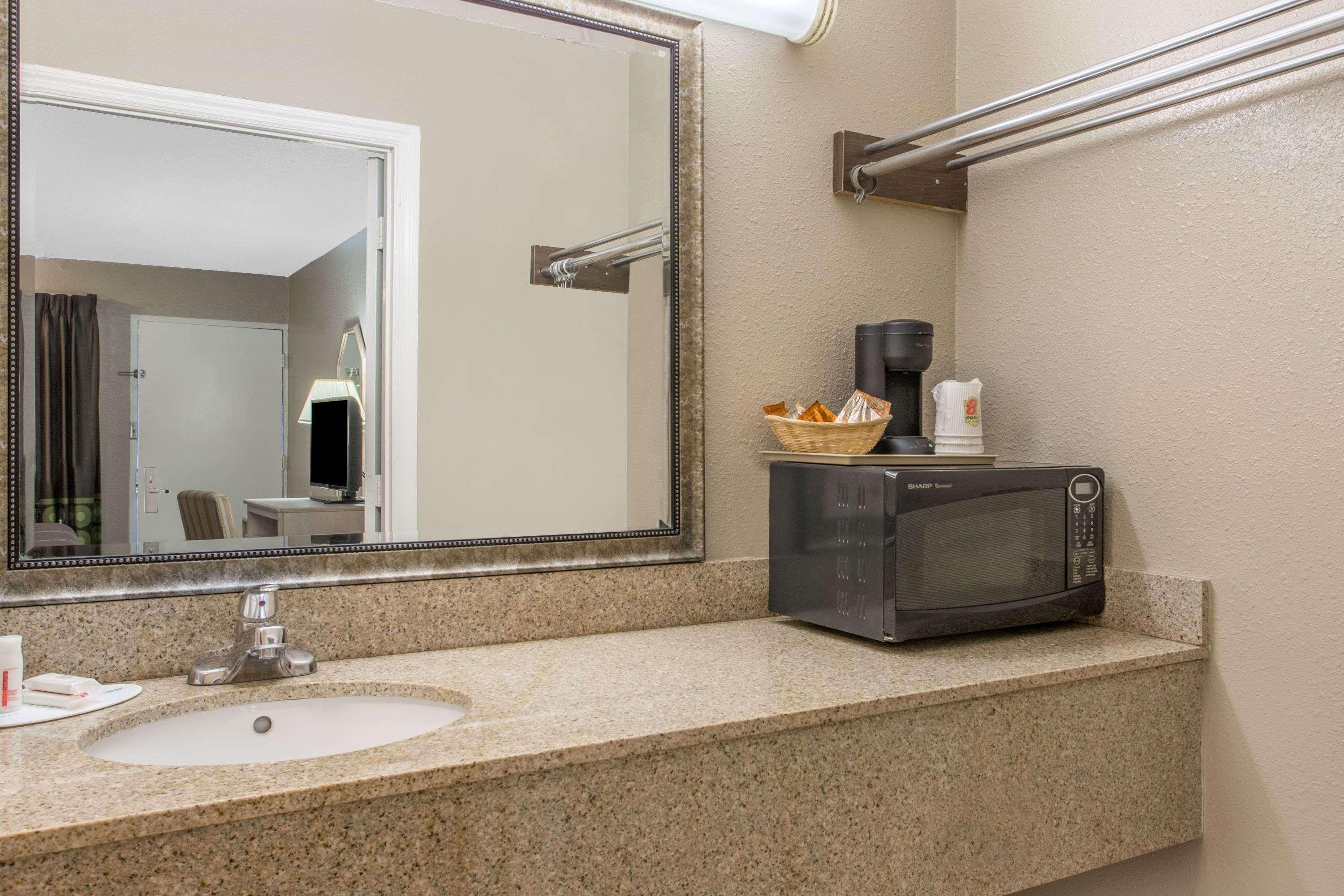 Super 8 By Wyndham Antioch/nashville South East