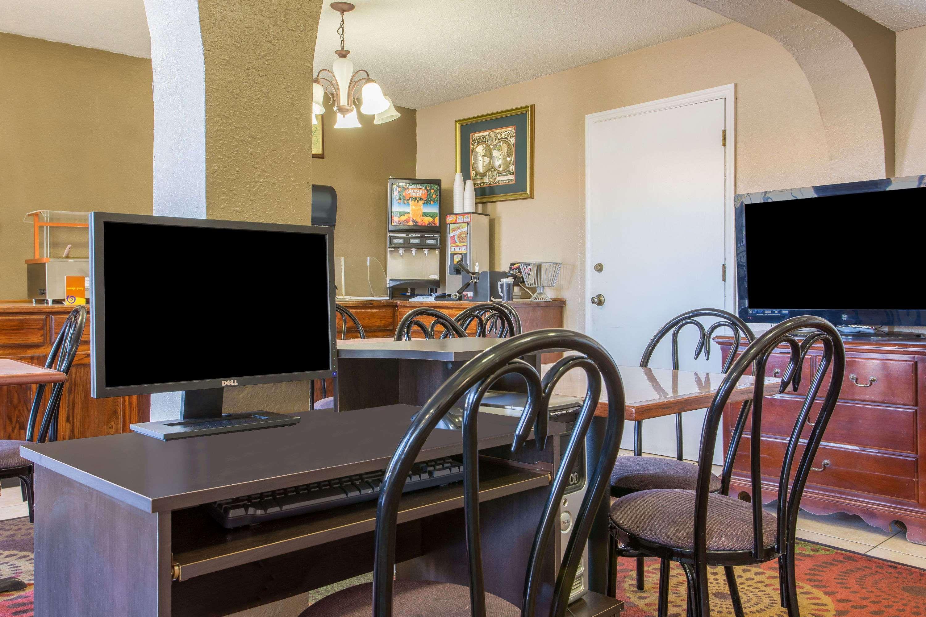 Hotel Super 8 By Wyndham Antioch/nashville South East 2*